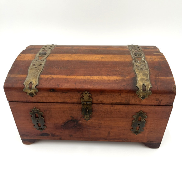 Peterson Brothers MPRS 165-171 N. Elizabeth Chicago, IL-Wooden Cedar Chest - Picture 1 of 16